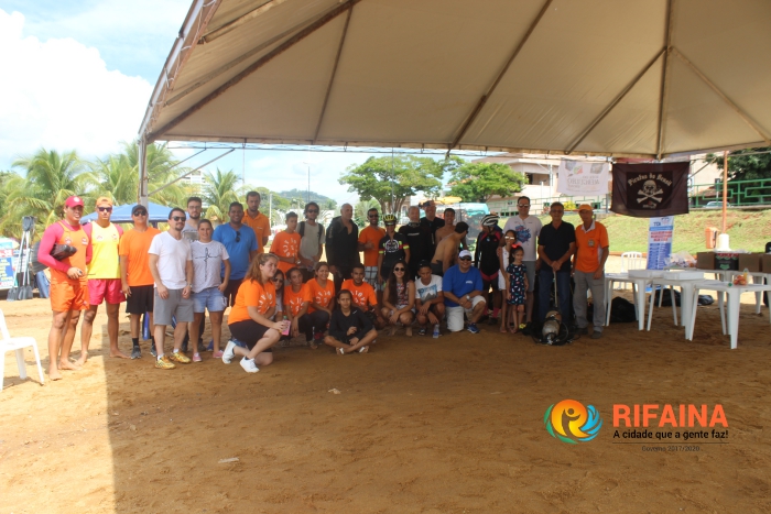 CIDADE DE RIFAINA E VISITANTES SE UNEM PARA AÇÃO LIMPANDO A PRAIA